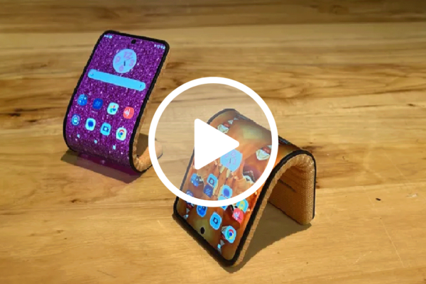 Motorola revela celular com tela flexível que encaixa no pulso; confira